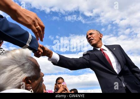 US-Präsident Barack Obama grüßt Familienmitglieder der verstorbenen während des Angriffs auf das Pentagon nach einer Zeremonie zum Gedenken an den 15. Jahrestag der 9/11 Terroranschläge im Pentagon 11. September 2016 in Arlington, Virginia. Stockfoto