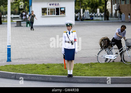 Pjöngjang, Pjöngjang, China. 12. Sep, 2016. Pjöngjang, Nordkorea-? 26. August 2016:? (REDAKTION? VERWENDEN SIE? NUR.? CHINA? ) Ein Verkehr klappt Polizistin in Straße in Pjöngjang, der Hauptstadt von Nordkorea, am 26. August 2016. Verkehr-Polizistinnen spielen eine wichtige Rolle in der Aufrechterhaltung der Ordnung auf der Straße in Pjöngjang. © SIPA Asien/ZUMA Draht/Alamy Live-Nachrichten Stockfoto