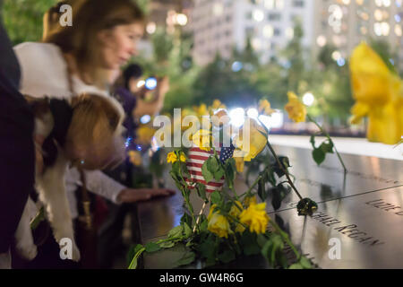 New York, USA. 11. September 2016. Menschen versammeln sich am 9/11 Memorial in New York auf Sonntag, 11. September 2016 für den 15. Jahrestag der Terroranschläge des 11. September 2001. (© Richard B. Levine) Bildnachweis: Richard Levine/Alamy Live-Nachrichten Stockfoto