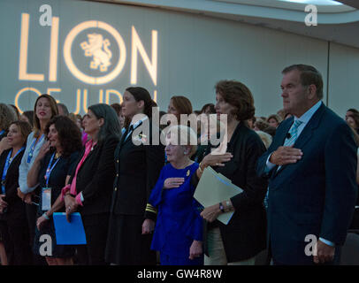 (Von rechts nach links) Ehemalige USA Secretary of Homeland Security Tom Ridge, NPR nationaler politischer Korrespondent Mara Liasson, ehemalige US-Außenministerin Madeleine Albright und Lt. CMdR Alexa Jenkins, befehlshabender Offizier, USS Tornado (PC-14) hören, wie die nationale Hymne an die gerade durchgeführt wird vor der Behandlung 1300 Frauen Philanthropen auf die jüdische Verbände 2016 International Lion of Judah Conference auf "15 Years After 9/11' im Washington Hilton Hotel am Sonntag , 11. September 2016. Bildnachweis: Ron Sachs/CNP /MediaPunch Stockfoto