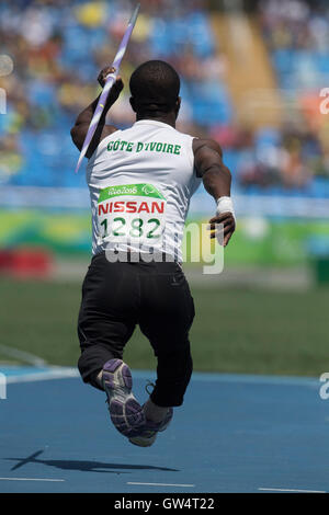 Rio De Janeiro, Brz. 11. September 2016. Rio De Janeiro, Brasilien 11 SEP 16: Benian Richard Duffy von der Côte d ' Ivoire wirft für den 10. Platz in der Herren F41 Speerwerfen am vierten Tag der Leichtathletik-Wettbewerb bei den Paralympischen Spiele 2016 in Rio. Bildnachweis: Bob Dämmrich/Alamy Live-Nachrichten Stockfoto