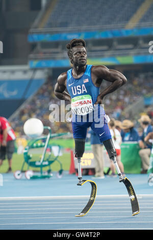 Rio De Janeiro, Brz. 11. September 2016. Rio De Janeiro, Brasilien 11 SEP 16: USAs Regas Woods starrt an die Uhr nach der Männern T42 400 Meter Finale am vierten Tag der Leichtathletik-Wettbewerb bei den Paralympischen Spiele 2016 in Rio. Woods platziert 6. in der letzten Veranstaltung. Bildnachweis: Bob Dämmrich/Alamy Live-Nachrichten Stockfoto