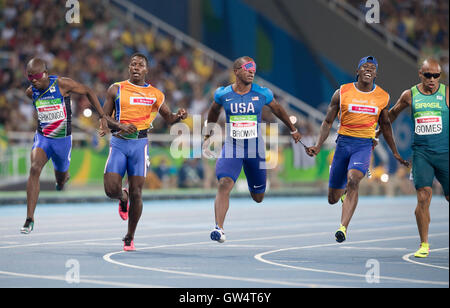 USAS David Brown, gewinnt mit Führer Jerome Avery, 100 Meter T11 Männerrennen bei den Rio 2016 Paralympics. Stockfoto