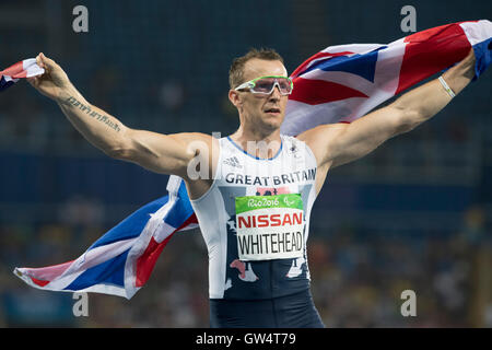 Der Brite Richard Whitehead jubelt nach 200 Meter T42 Männerrennen bei den Rio 2016 Paralympics zu gewinnen. Stockfoto