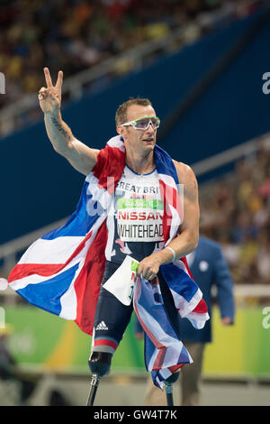 Der Brite Richard Whitehead jubelt nach 200 Meter T42 Männerrennen bei den Rio 2016 Paralympics zu gewinnen. Stockfoto