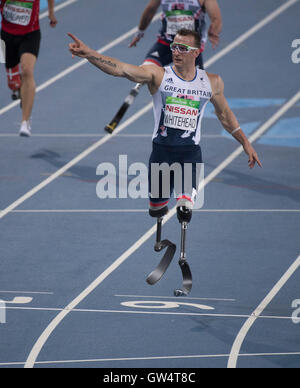 Der Brite Richard Whitehead jubelt nach 200 Meter T42 Männerrennen bei den Rio 2016 Paralympics zu gewinnen. Stockfoto