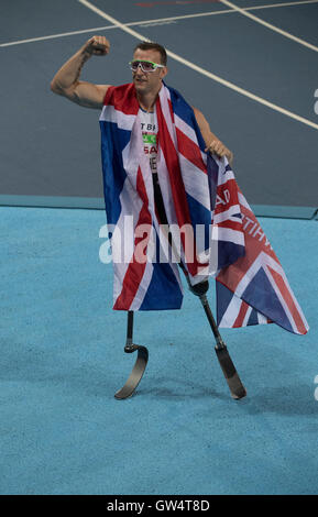 Der Brite Richard Whitehead, dons Union Jack Flagge nach 200 Meter T42 Männerrennen bei den Rio 2016 Paralympics zu gewinnen. Stockfoto