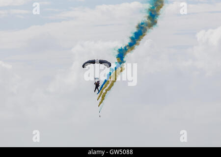 Einer der Tiger-Freefall-Team steigt auf 2016 Southport Airshow. Stockfoto