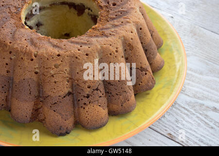 Schokolade und Vanille Marmorkuchen auf hölzernen Hintergrund Stockfoto