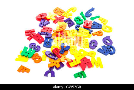 Zufällige Buchstaben und Ziffern auf weißem Hintergrund Stockfoto