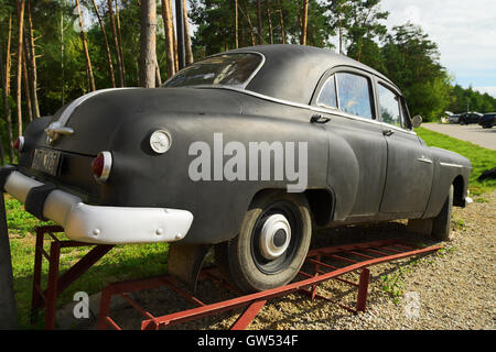 Heckansicht des schwarzen 1950 Pontiac Chieftain viertürige Limousine Oldtimer. Rajgrod, Woiwodschaft Podlachien, Polen. Stockfoto