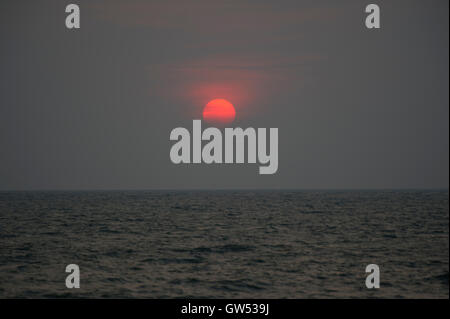 Die orange Sonnenuntergang über dem arabischen Meer aus Vypin Insel, Cochin, Kerala, Südindien Stockfoto