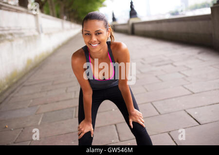 junge Frau Fang ihr Atem während des Trainings Stockfoto