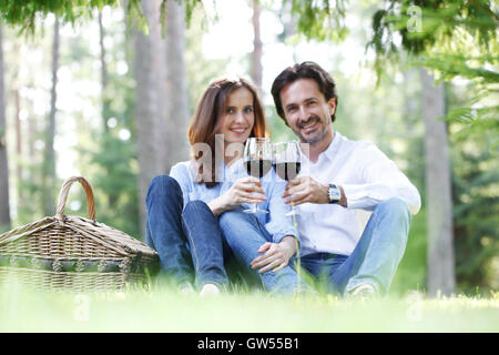Junge schöne paar Picknick im Sommerpark Stockfoto