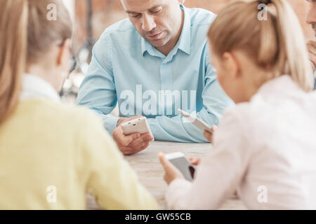 Gruppe von unterschiedlichen Menschen mit digitalen Geräten Stockfoto