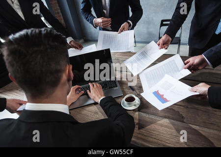 Business-Mann immer Mehrarbeit Frist Konzept Stockfoto