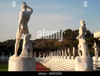 AJAXNETPHOTO. 2015. ROM, ITALIEN. - MUSSOLINI ERA ARCHITEKTUR - MARMORSTATUEN VON ATHLETEN RUND UM DAS OLYMPISCHE STADIO DEI MARMI, ERBAUT ZWISCHEN 1928 UND 1938 IM FORO ITALICO. FOTO: JONATHAN EASTLAND/AJAX REF: GX151012 733 Stockfoto