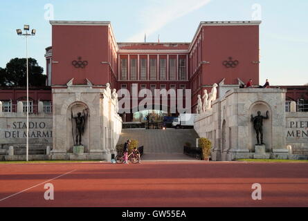 AJAXNETPHOTO. 2015. ROM, ITALIEN. -FASCHISTISCHEN ÄRA ARCHITEKTUR - GEBÄUDE ZWISCHEN 1928 UND 1938 GEBAUT MIT BLICK AUF DEN GENEIGTEN SPORTLER EINGANG DER OLYMPISCHEN STADIO DEI MARMI IM FORO ITALICO.  FOTO: JONATHAN EASTLAND/AJAX REF: GX151012 732 Stockfoto