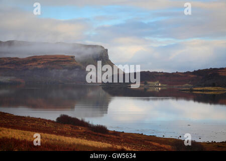 Nebligen Morgen Blick über Loch Portree auf der Isle Of Skye in den Highlands von Schottland Stockfoto