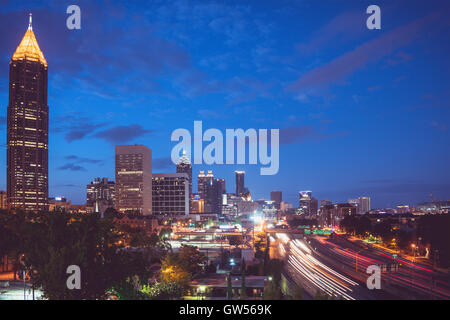 Skyline von Atlanta zur blauen Stunde am Morgen. Stockfoto