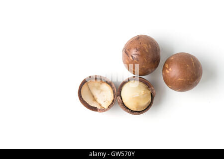 Macadamia-Nüssen auf weißem Hintergrund Stockfoto