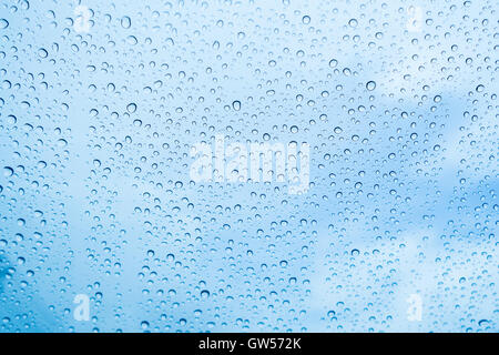 Wassertropfen auf Glas Stockfoto