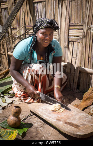 Frau aus dem Dworze Stamm das Omo-Tal in Äthiopien eine traditionelle Zubereitung von Sorghum injera Stockfoto