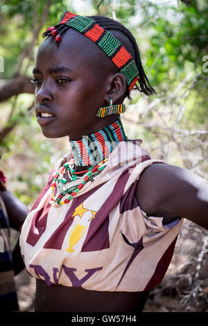 Porträt einer jungen Frau des Stammes Hammer in traditioneller Tracht des Omo Valley im Süden Äthiopiens Stockfoto