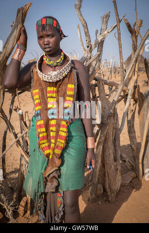 Porträt einer jungen Frau des Stammes Hamer im Omo Tal des südlichen Äthiopien gekleidet in Stammes-Kleid von Perlen und Kauri Stockfoto