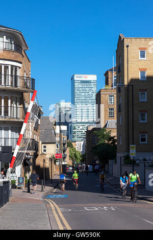 Blick auf Canary Wharf Wolkenkratzer aus schmalen Straße in Limehouse, London, UK Stockfoto