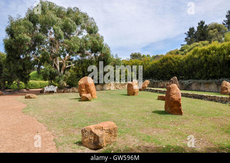 Granitfelsen im Steingarten am Amaze'n Margaret River mit Flora und weiße Sitzbank auf dem Fußweg in Western Australia Stockfoto