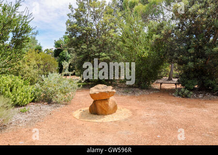 Herzstück des großen Felsbrocken auf Fußweg in die üppigen botanischen Gärten im Amaze'n Margaret River in Western Australia. Stockfoto