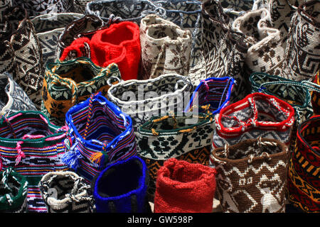 Bunte Wolle Taschen zum Verkauf an der Outdoor-Kunsthandwerksmarkt in Otavalo, Ecuador Stockfoto