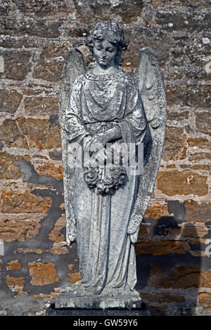 Statue von ein Engel auf einem Grab in Elgin, Friedhof, Elgin, Morayshire, Schottland, Großbritannien. Stockfoto