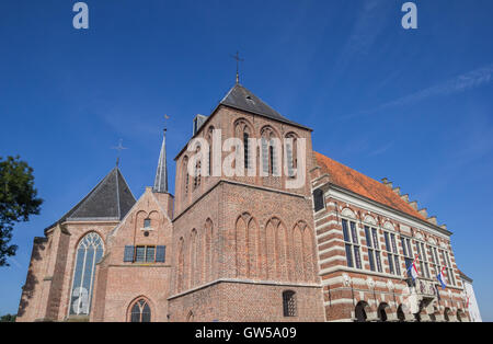 Alte Gebäude und Kirche des Dorfes niederländischen Vollenhove Stockfoto