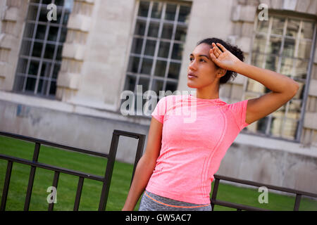 Fitness-Frau eine Pause nach einem Lauf Stockfoto