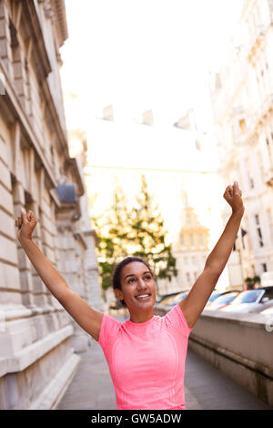 Fitness-Frau feiert eine Leistung Stockfoto