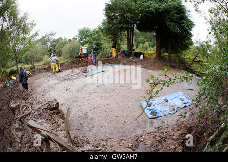 Cochno Stone 3000BC stammt und wird gesagt, das "wichtigste in Europa" ist zum ersten Mal in 50 Jahren ausgegraben werden Stockfoto