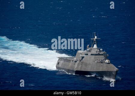 US Navy Littoral combat Ship USS Coronado dampft in engen Formation während der Rand der pazifischen Übung 22. Juni 2016 in den Pazifischen Ozean. 26 Nationen, mehr als 40 Schiffe und u-Boote, mehr als 200 Flugzeugen und 25.000 Mitarbeiter nehmen an RIMPAC Teil. Stockfoto