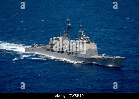 U.S. Navy Lenkflugkörper Kreuzer USS Mobile Bay dampft in engen Formation während der Rand der pazifischen Übung 22. Juni 2016 in den Pazifischen Ozean. 26 Nationen, mehr als 40 Schiffe und u-Boote, mehr als 200 Flugzeugen und 25.000 Mitarbeiter nehmen an RIMPAC Teil. Stockfoto