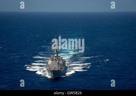 US Navy Lenkflugkörper Zerstörer USS Stockdale dampft in enger Formation während der Rand des Pazifiks Übung 22. Juni 2016 in den Pazifischen Ozean. 26 Nationen, mehr als 40 Schiffe und u-Boote, mehr als 200 Flugzeugen und 25.000 Mitarbeiter nehmen an RIMPAC Teil. Stockfoto