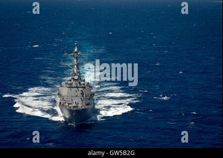 US Navy Arleigh Burke-Klasse geführte Flugkörper Zerstörer USS Shoup dampft in engen Formation während der Rand der pazifischen Übung 22. Juni 2016 in den Pazifischen Ozean. 26 Nationen, mehr als 40 Schiffe und u-Boote, mehr als 200 Flugzeugen und 25.000 Mitarbeiter nehmen an RIMPAC Teil. Stockfoto