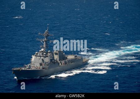 US Navy Lenkflugkörper Zerstörer USS Stockdale dampft in enger Formation während der Rand des Pazifiks Übung 22. Juni 2016 in den Pazifischen Ozean. 26 Nationen, mehr als 40 Schiffe und u-Boote, mehr als 200 Flugzeugen und 25.000 Mitarbeiter nehmen an RIMPAC Teil. Stockfoto