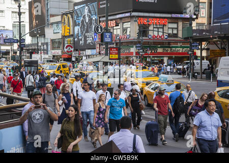 Die Straße und Gehweg ist entlang der 7th Avenue von Penn Station und Madison Square Garden in New York City immer geschäftigen... Stockfoto