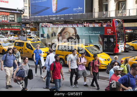 Die Straße und Gehweg ist entlang der 7th Avenue von Penn Station und Madison Square Garden in New York City immer geschäftigen... Stockfoto