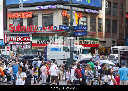 Die Straße und Gehweg ist entlang der 7th Avenue von Penn Station und Madison Square Garden in New York City immer geschäftigen... Stockfoto