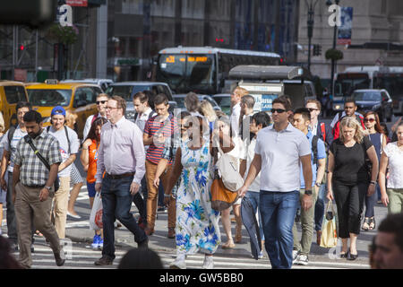 Die Zebrastreifen sind immer Papierstau an der 5th Avenue und 42nd Street in Midtown Manhattan. Stockfoto