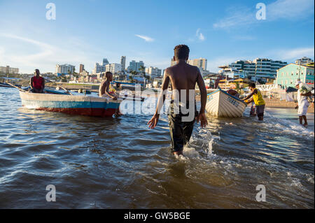 SALVADOR, Brasilien - 20. Februar 2016: Brasilianer warten Feiernden am Festival Yemanja, traditionelles Boot auf das Meer zu nehmen. Stockfoto