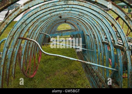 Vintage Heu rake.blue und rusty Stockfoto