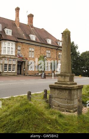 Rede-Haus mit Obelisk markiert das Zentrum der Forest of Dean Stockfoto